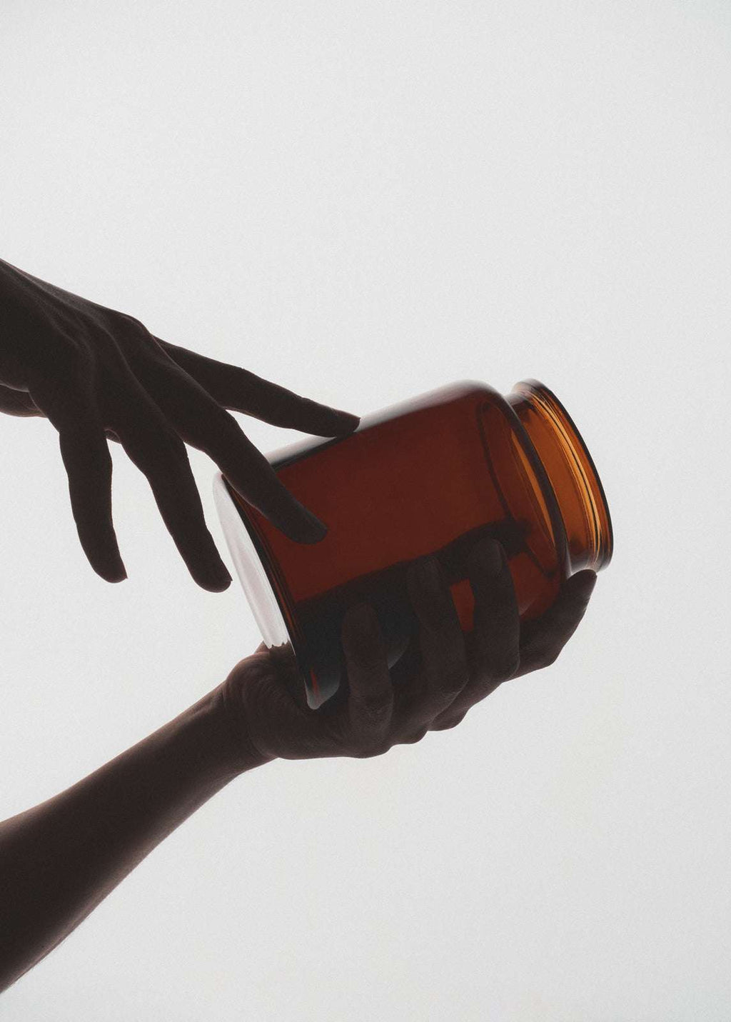 Bocal d'apothicaire en verre ambré pour rangement et stockage.