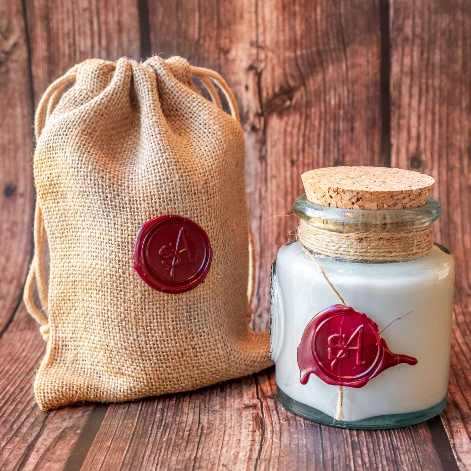 Bougie artisanale et naturelle à la cire de soja, cèdre et geranium.