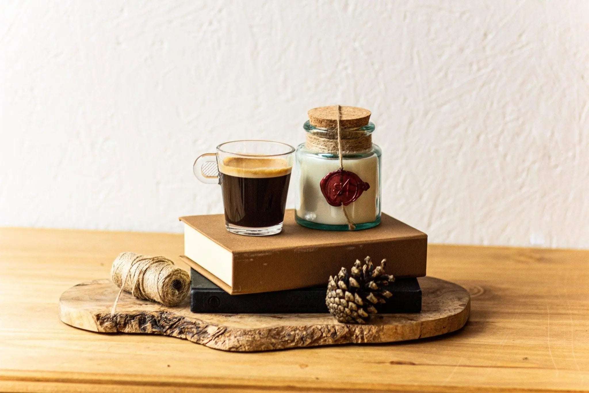 Bougie artisanale et vegan en cire de soja, lavande anglaise et minéraux de la mer Morte.