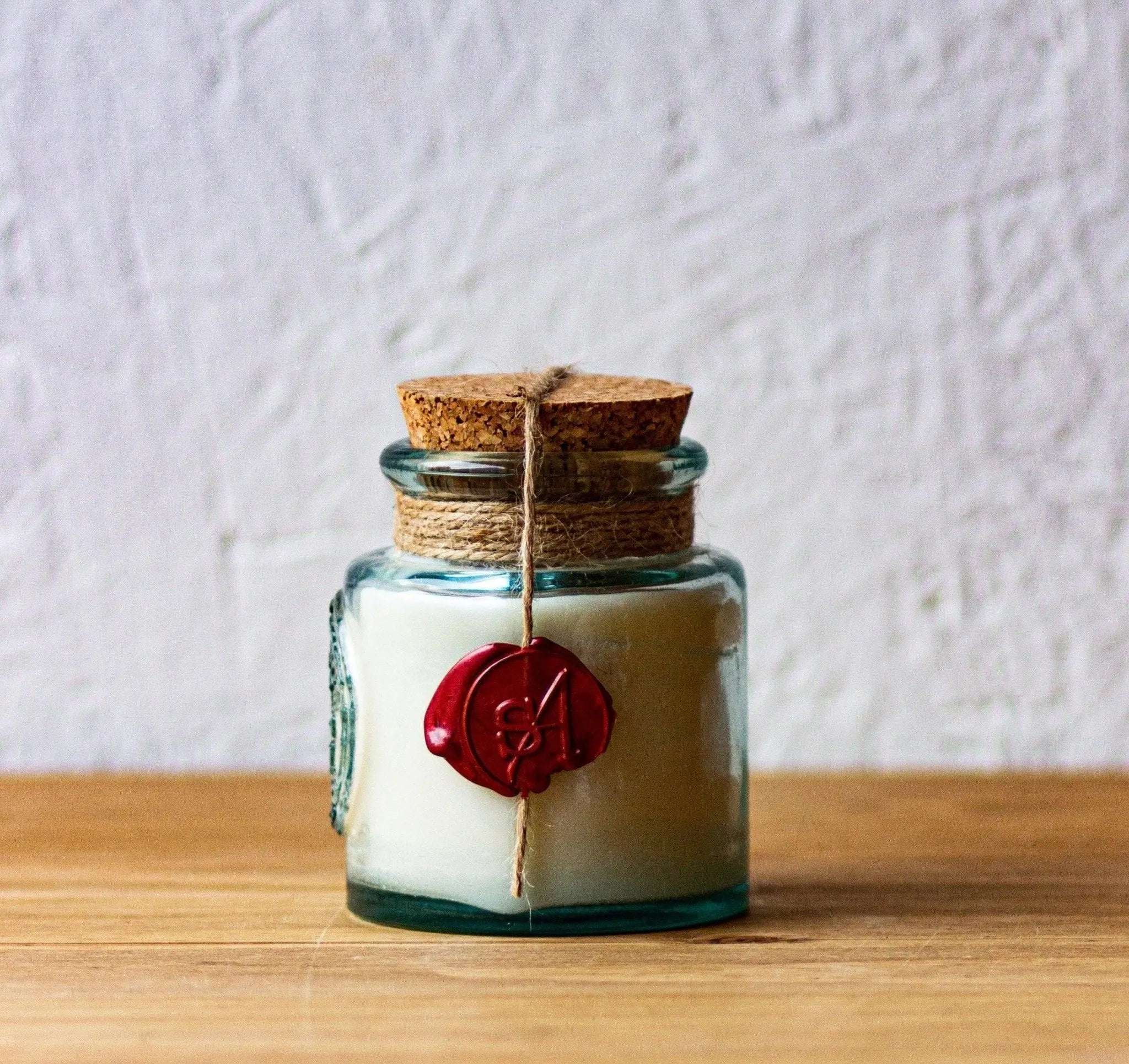 Bougie artisanale, vegan, naturelle, pivoine et oud, pot en verre et bouchon liège.