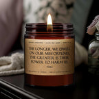Bougie parfumée artisanale, 100% naturelle et vegan avec combustion longue de 60 heures.