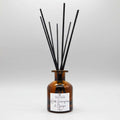 Diffuseur de parfum artisanal 120ml avec roseaux, citronnelle, gingembre, flacon en verre ambré.