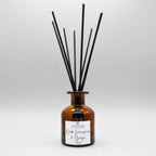 Diffuseur de parfum artisanal 120ml avec roseaux, citronnelle, gingembre, flacon en verre ambré.