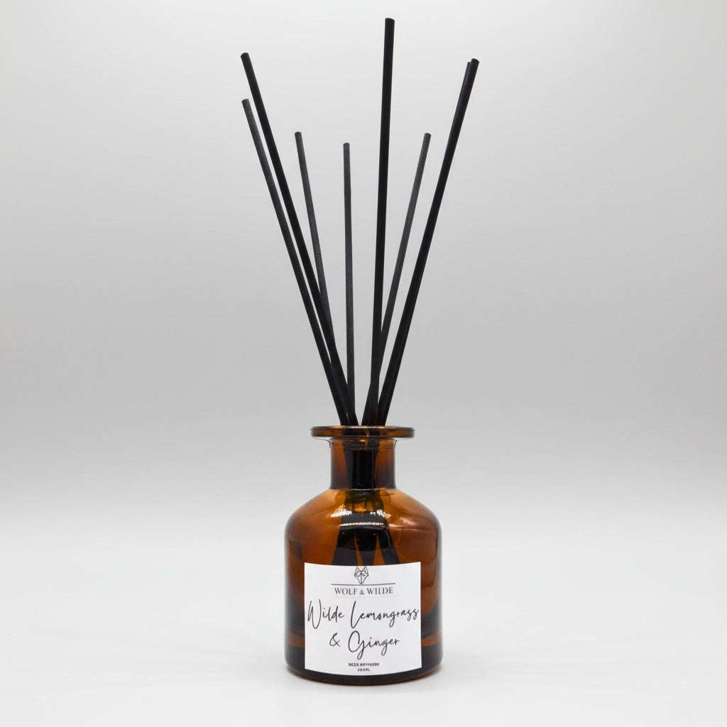 Diffuseur de parfum artisanal 120ml avec roseaux, citronnelle, gingembre, flacon en verre ambré.