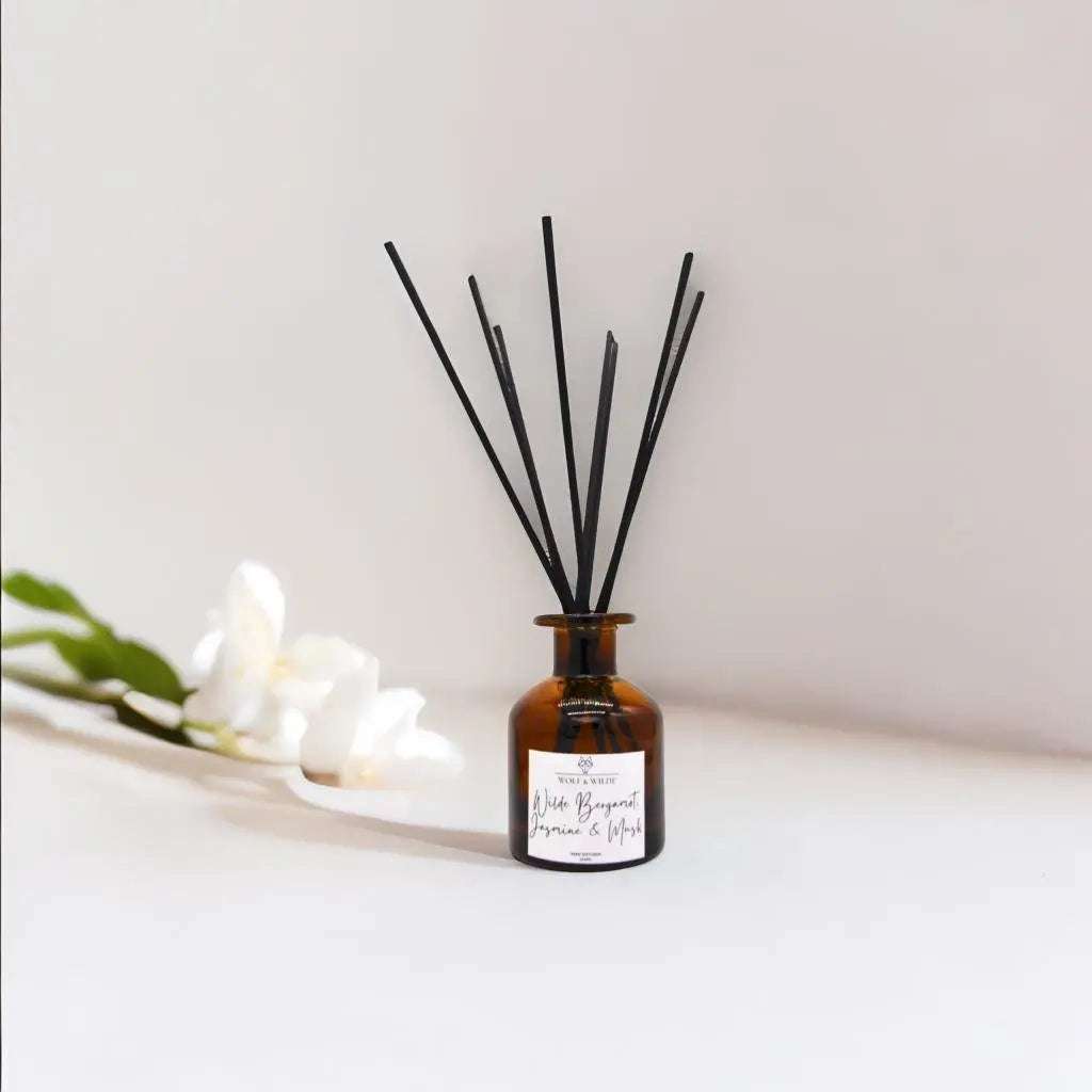 Diffuseur de parfum artisanal et naturel  avec 8 roseaux, bergamote, jasmin et musc.