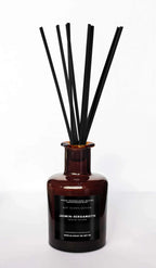 Diffuseur de parfum jasmin et bergamote avec roseaux, pot en verre ambré.