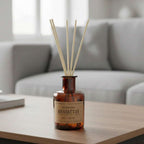 Diffuseur de parfum vegan et naturel, musc, agrumes et bois dans salon.