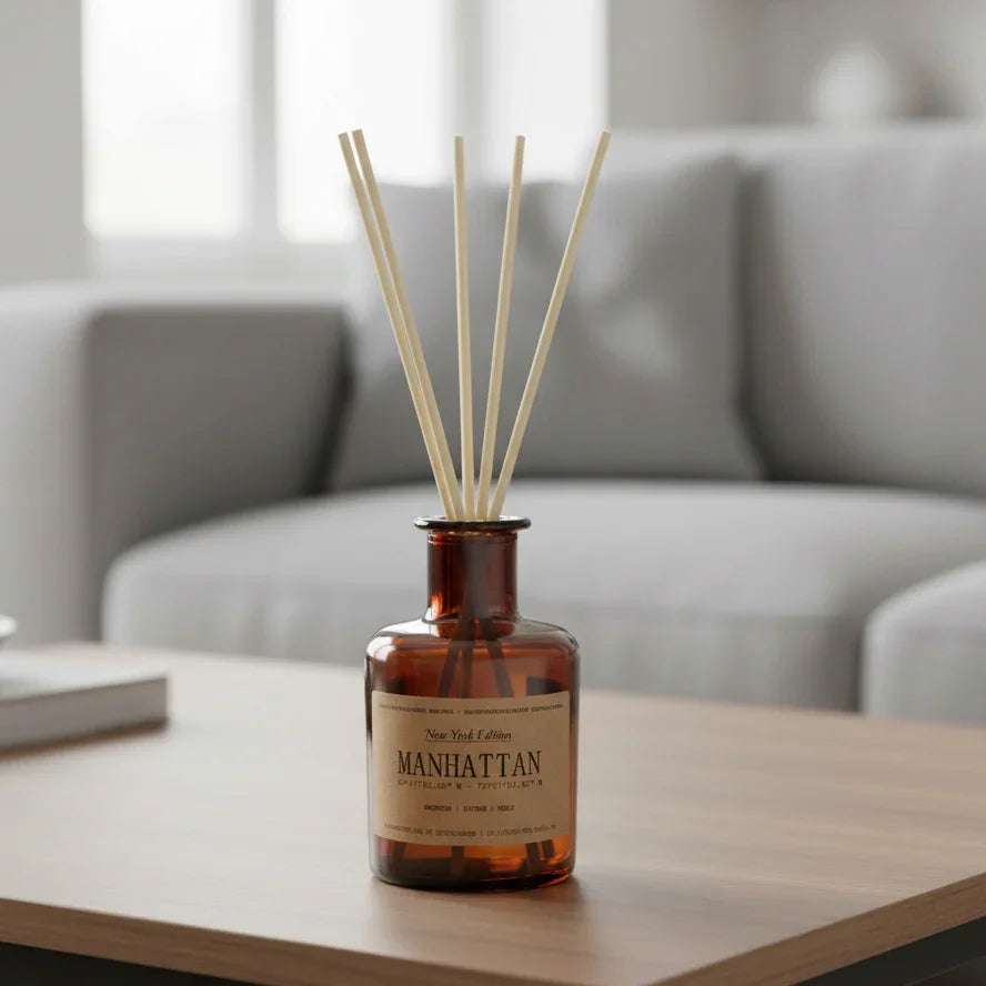 Diffuseur de parfum vegan et naturel, musc, agrumes et bois dans salon.