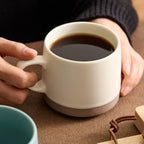 Grand mug bicolore artisanal et minimaliste blanc et brun en céramique.