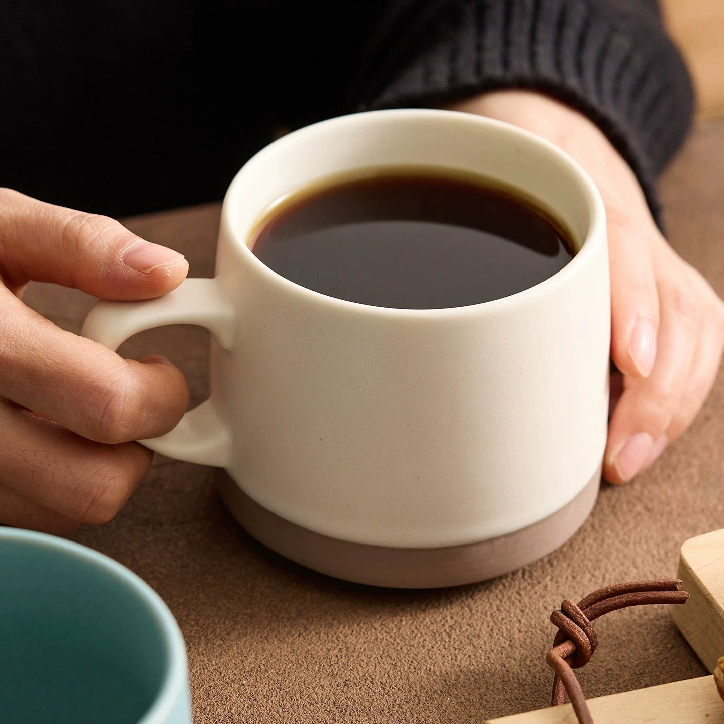 Grand mug bicolore artisanal et minimaliste blanc et brun en céramique.