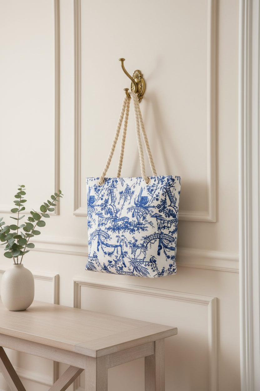 Grand sac cabas en tapisserie avec chinoiseries bleues et anse en corde dans une entrée.