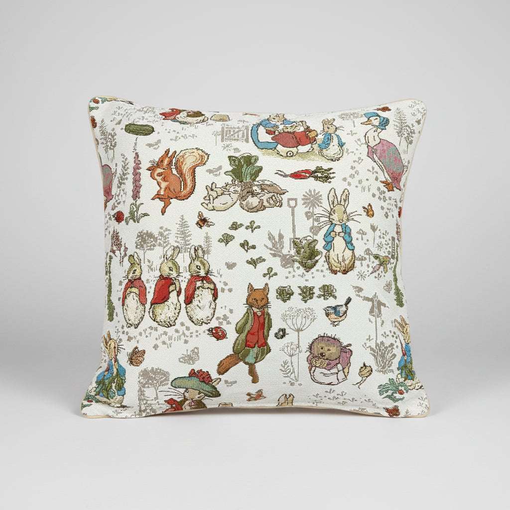Housse de coussin 45x45cm en tapisserie de Pierre Lapin par Beatrix Potter.