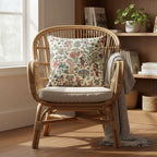 Housse de coussin en tapisserie Alice au pays des merveilles sur un fauteuil de salon.