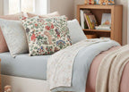 Housse de coussin en tapisserie pour chambre d'enfant sur un lit.