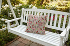 Housse de coussin en tapisserie aux motifs de fraises des bois dans un jardin.