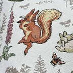 Housse de coussin en tapisserie de haute qualité avec les personnages des contes de Pierre Lapin de Beatrix Potter. 
