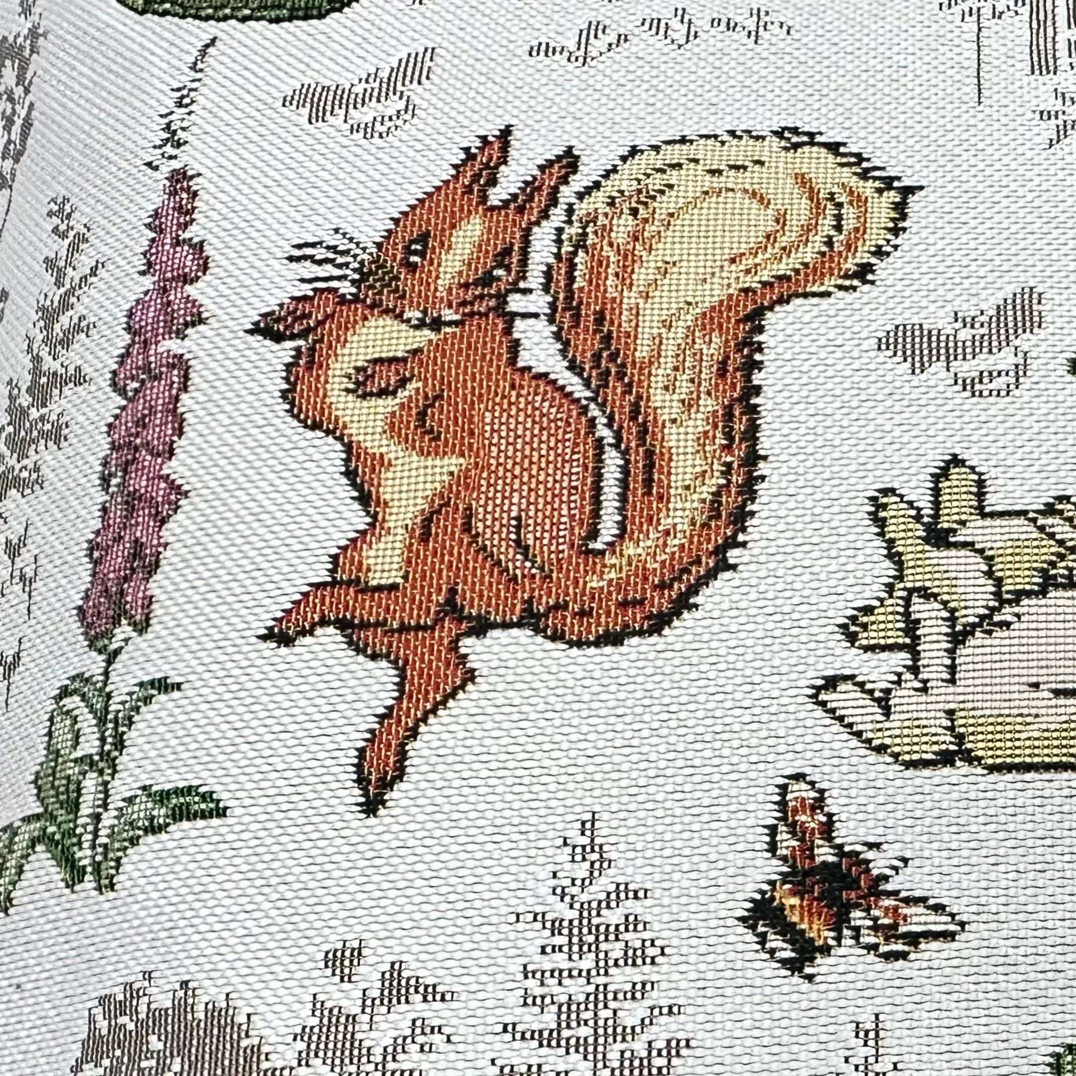 Housse de coussin en tapisserie de haute qualité avec les personnages des contes de Pierre Lapin de Beatrix Potter. 