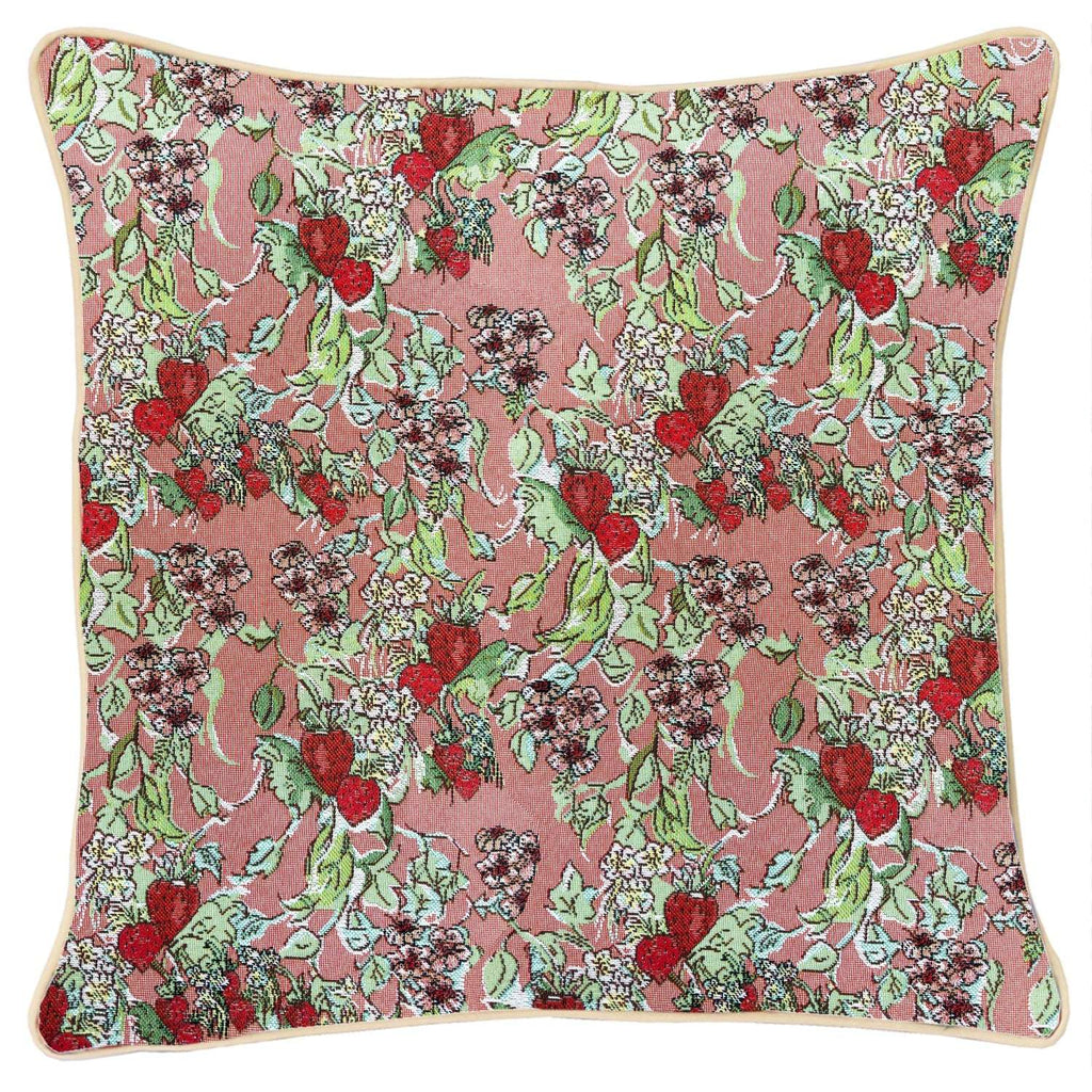 Housse de coussin en tapisserie illustration fraises des bois par l'artiste anglaise Claire Louise.