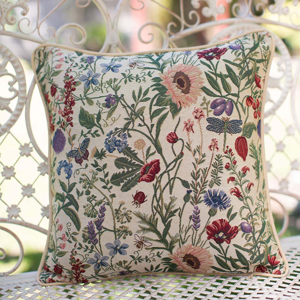 Housse de coussin en tapisserie motifs jardin fleuri.