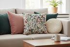 Housse de coussin en tapisserie au motif floral sur canapé.