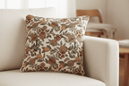 Housse de coussin en tapisserie motifs grenades et citrons sur canapé.