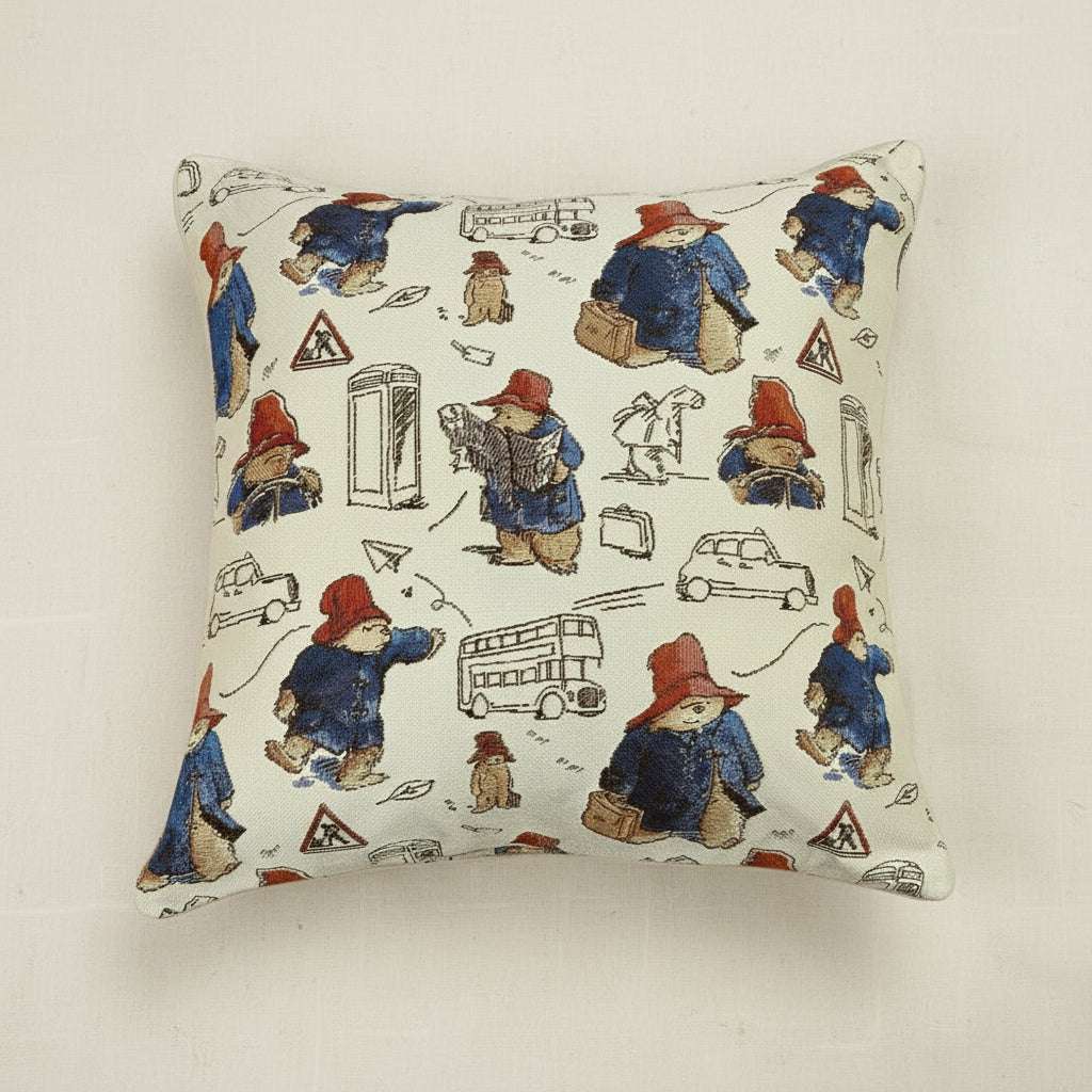 Housse de coussin en tapisserie avec Ours Paddington pour déco enfant.