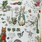 Housse de coussin en tapisserie avec les personnages de Pierre Lapin et du renard.