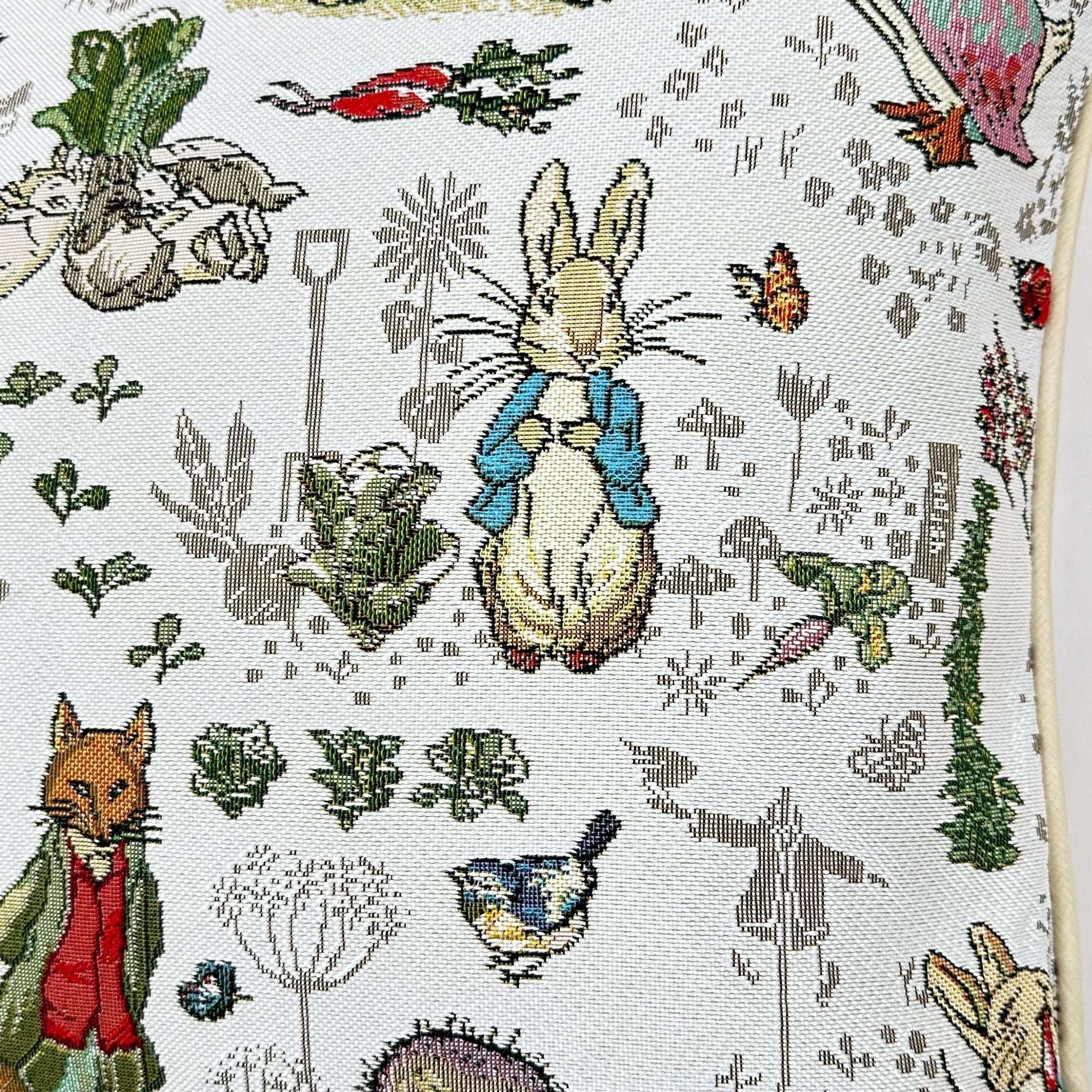 Housse de coussin en tapisserie avec les personnages de Pierre Lapin et du renard.