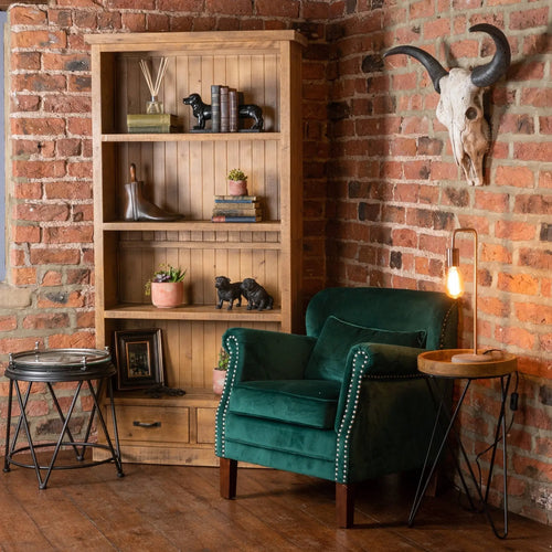 Lampe en cuivre et socle en pierre industrielle dans salon.