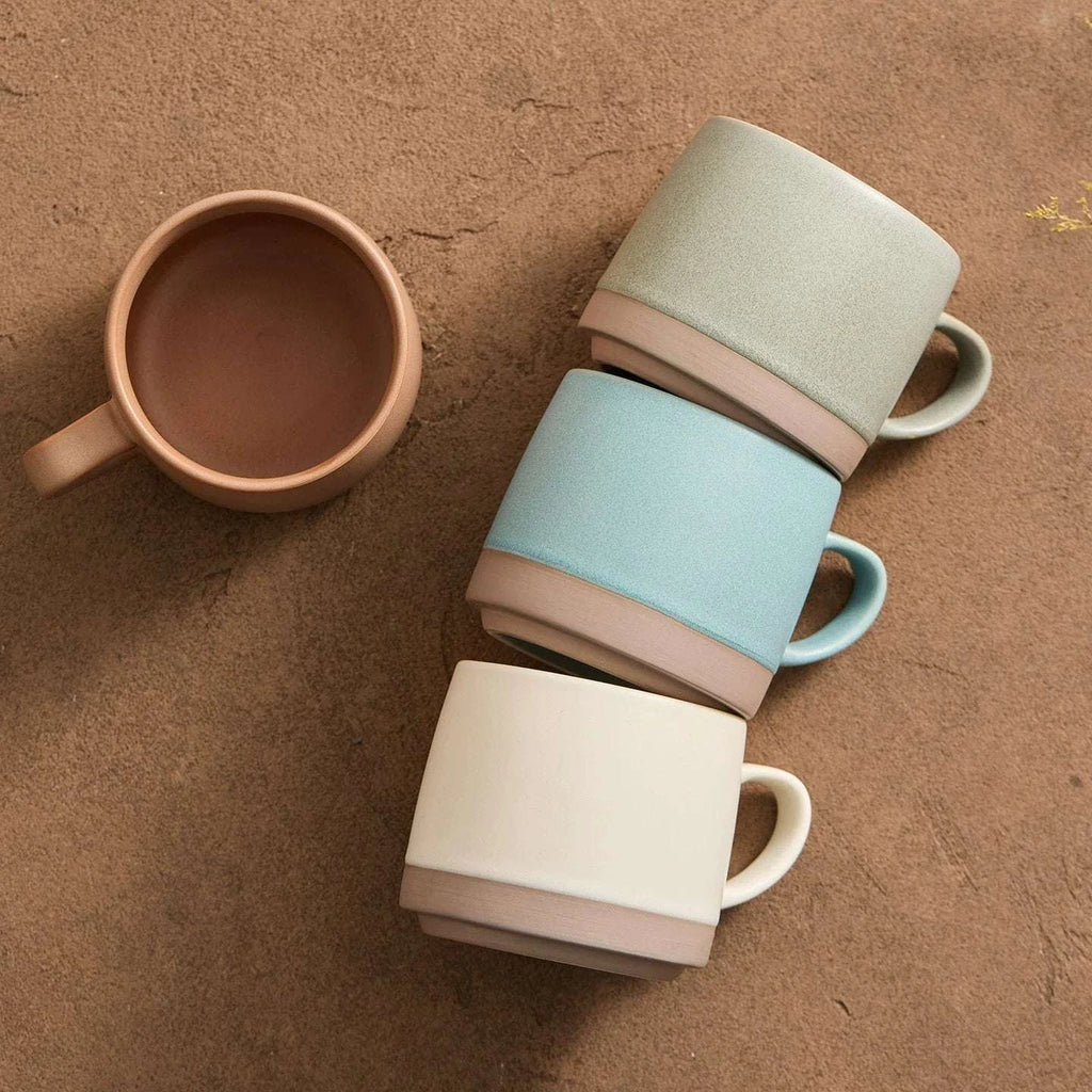 Mug bicolore artisanal en céramique, couleurs vert, bleu, blanc ou brun.