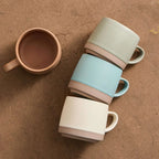 Mug bicolore artisanal en céramique, couleurs vert, bleu, blanc ou brun.