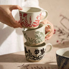 Mug en grès motif floral peint à la main, rouge, vert, noir ou bleu.