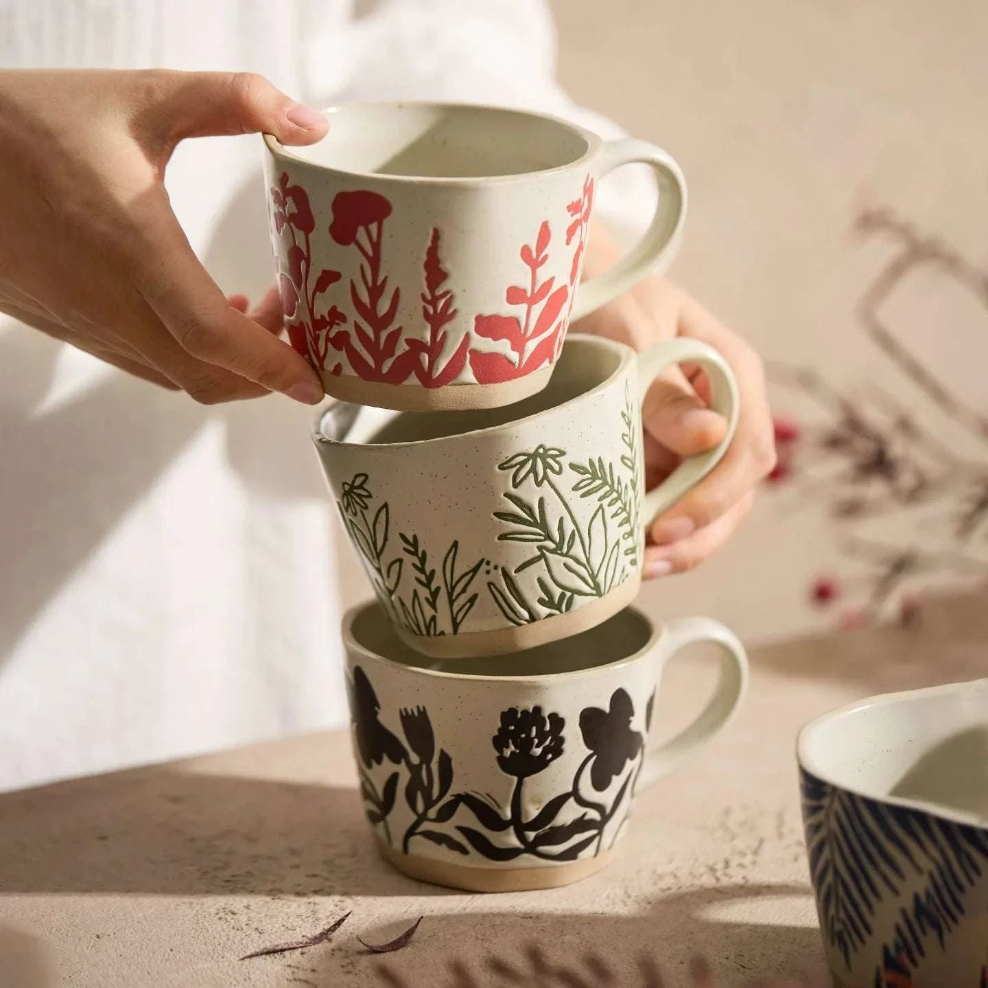Mug en grès motif floral peint à la main, rouge, vert, noir ou bleu.