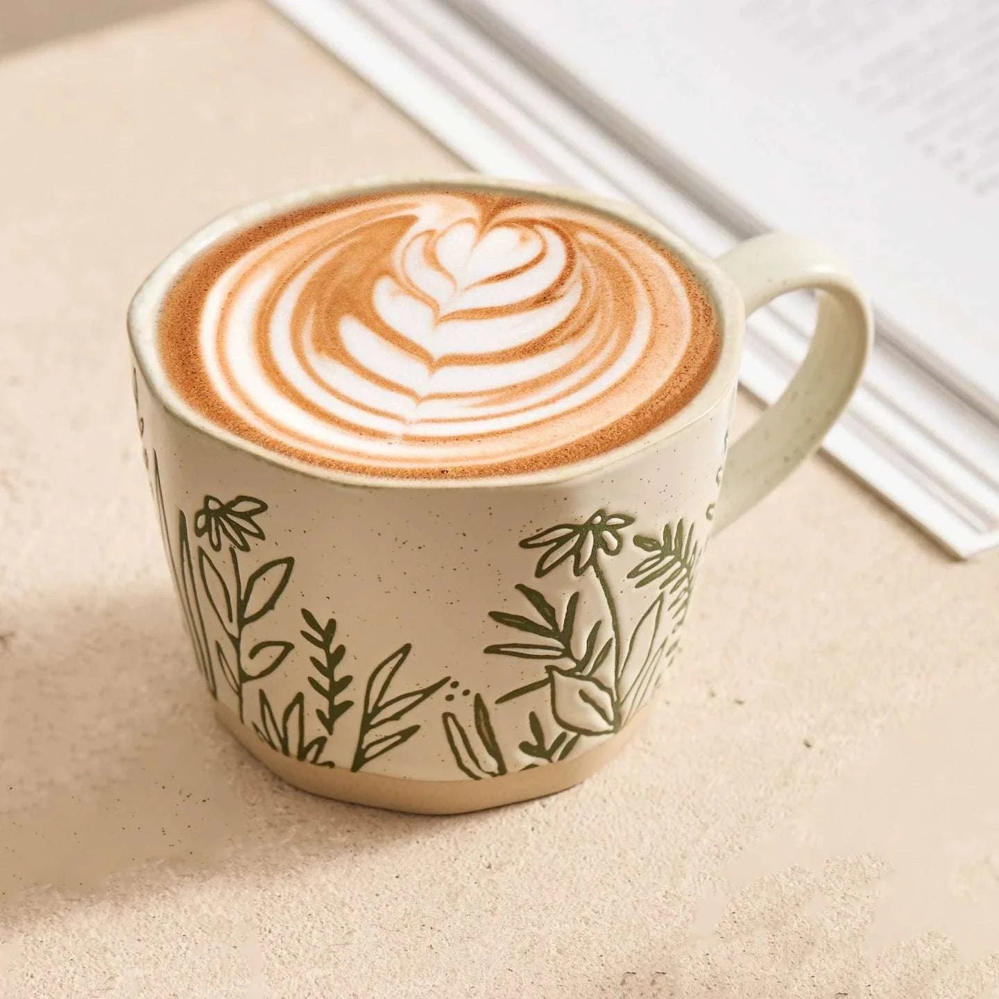 Mug artisanal en grès peint à la main pour café ou thé.