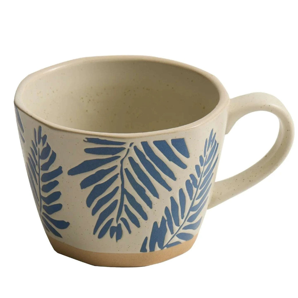 Mug en grès peint à la main avec illustration de fleurs et feuilles.