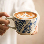 Mug en grès peint à la main motif floral.