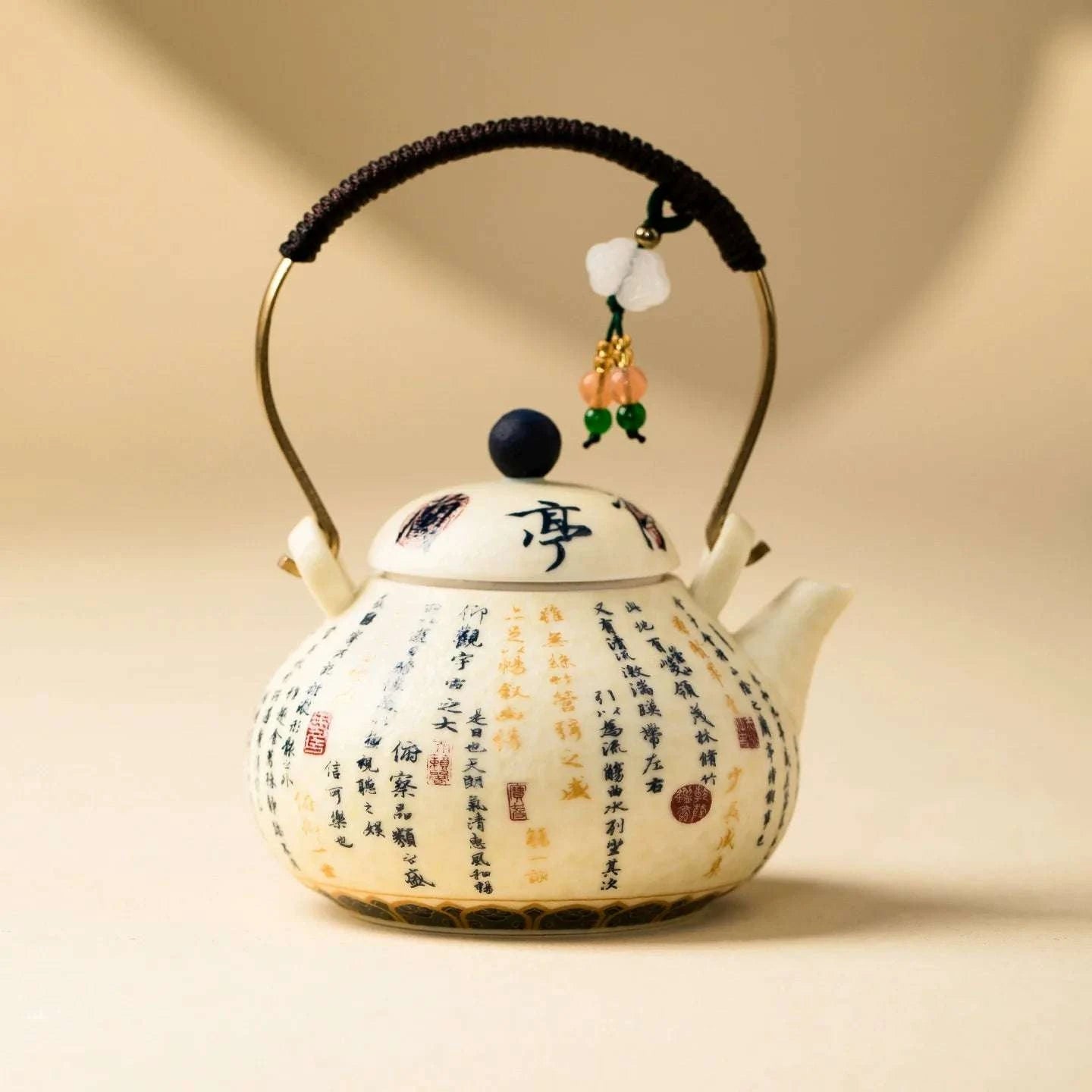 Petite théière chinoise en porcelaine blanche avec calligraphie Lantingji Xu peinte à la main.