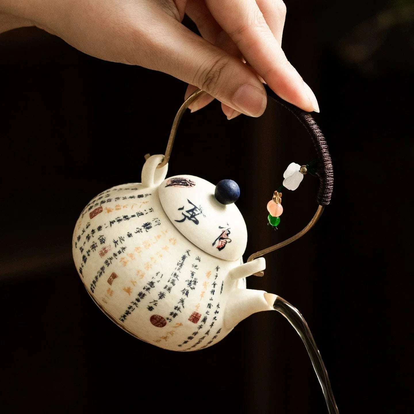 Petite théière chinoise en porcelaine blanche avec calligraphie peinte à la main, anse laiton, charm artisanal jade et agate.