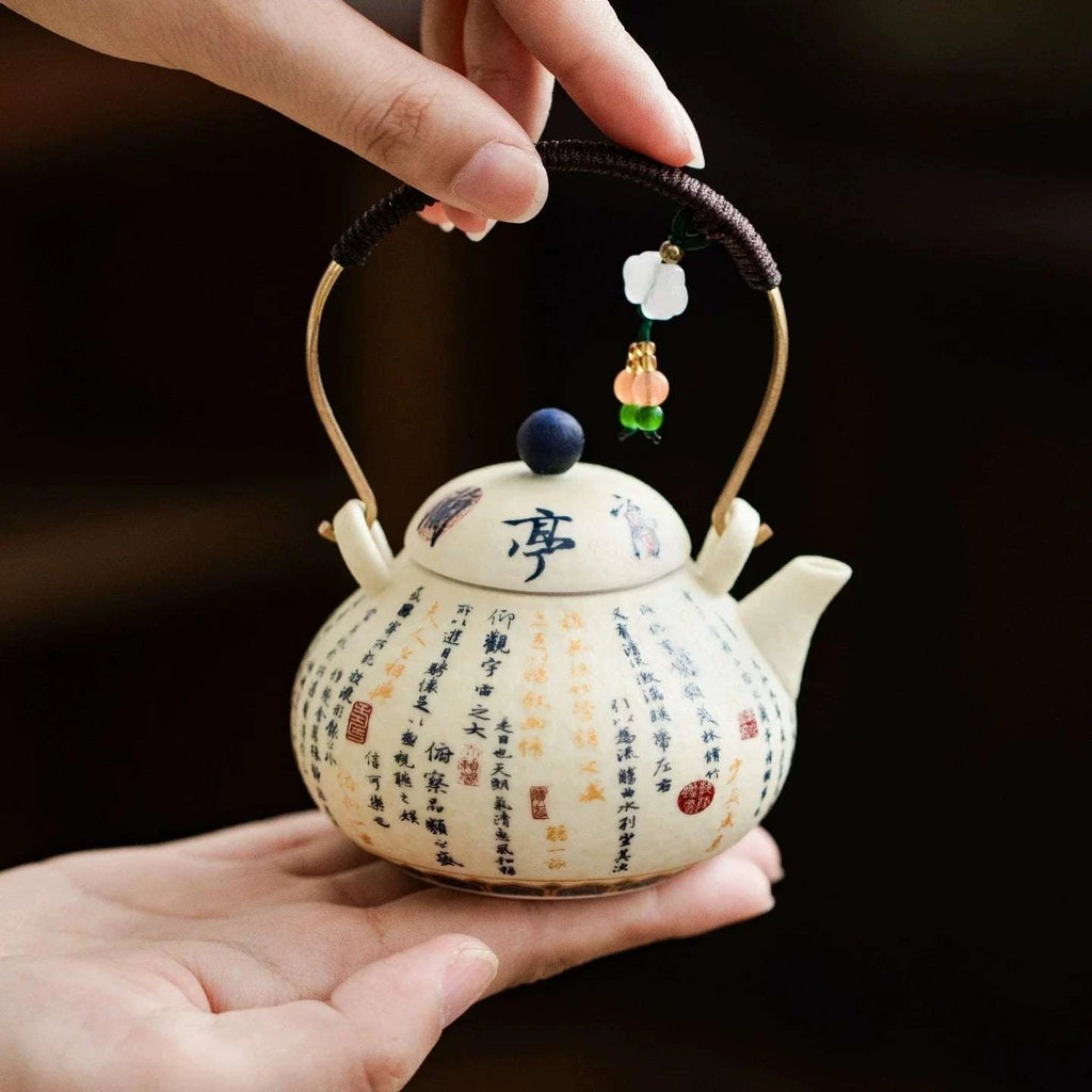 Petite théière peinte à la main en porcelaine blanche, anse en laiton, charm artisanal jade et agate.