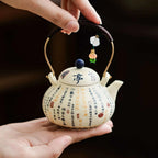 Petite théière peinte à la main en porcelaine blanche, anse en laiton, charm artisanal jade et agate.