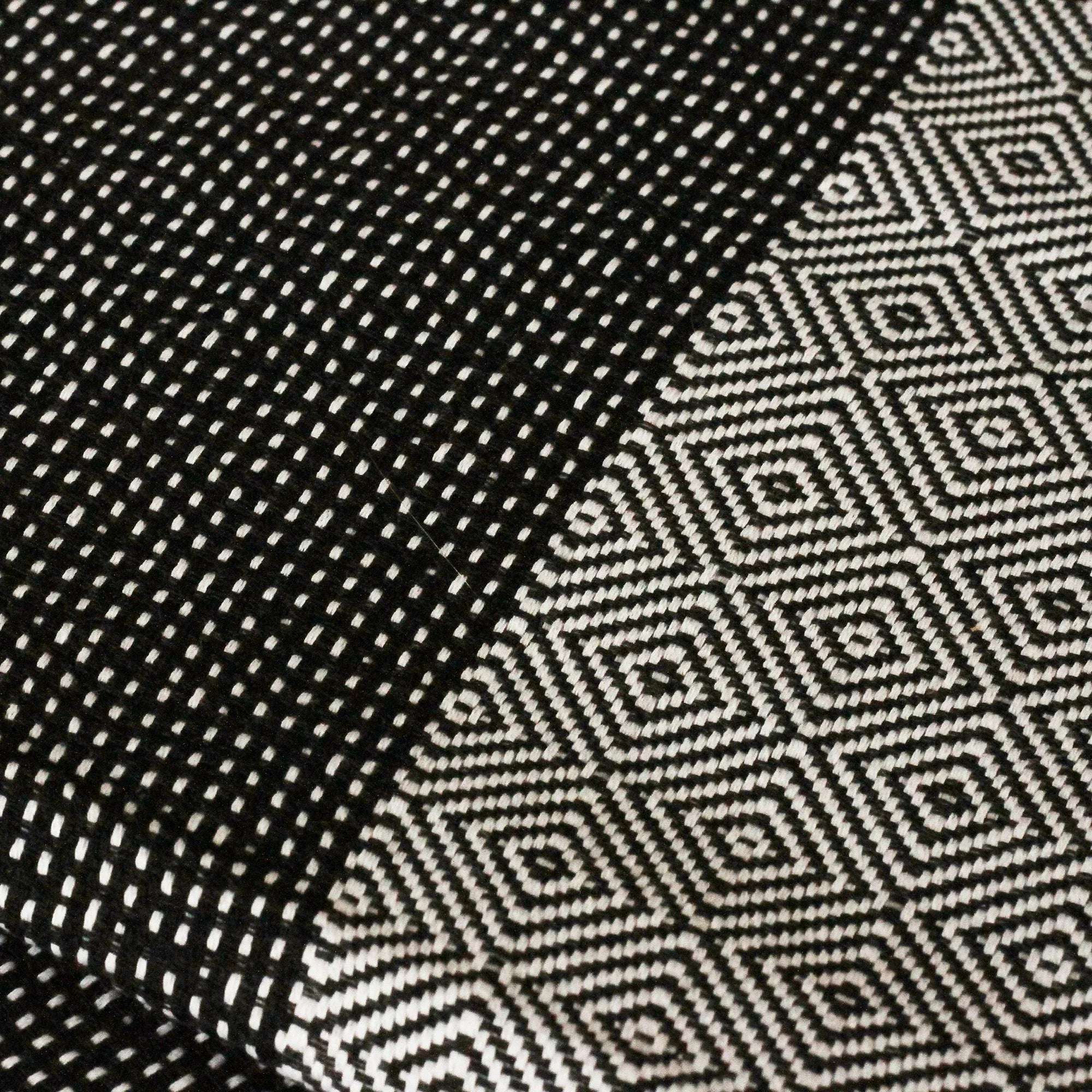 Plaid artisanal 100% coton noir et blanc tissage traditionnel en Turquie.