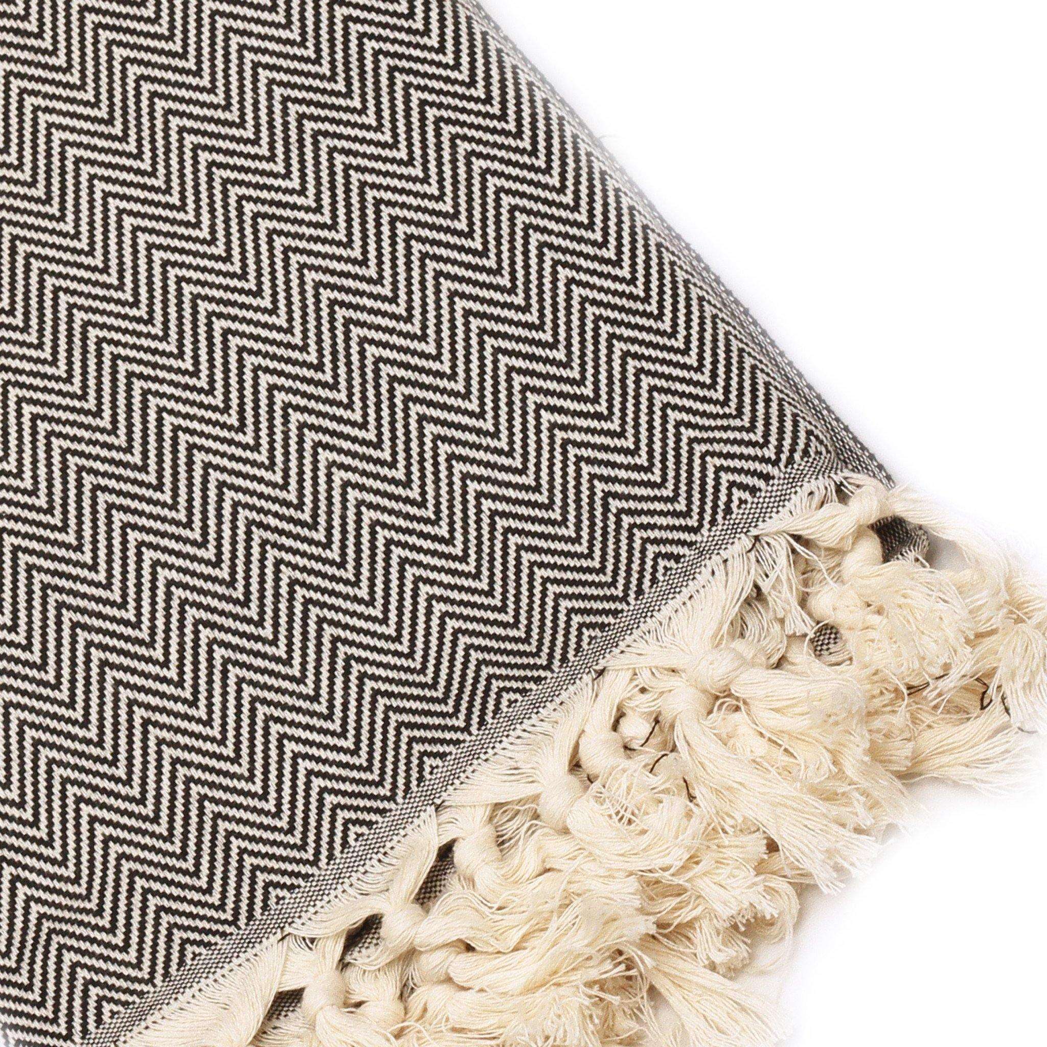 Plaid artisanal turque noir motifs chevrons.