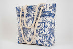 Sac cabas en polyester tapisserie avec motifs chinois bleus et anse en corde.