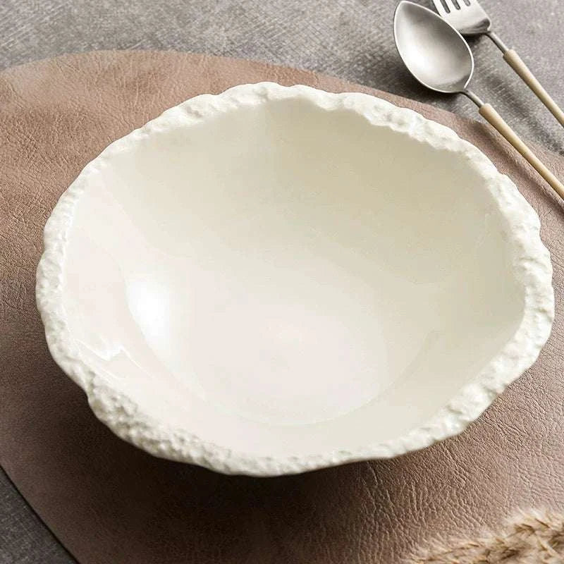 Saladier blanc ivoire minimaliste en porcelaine façonné à la main.