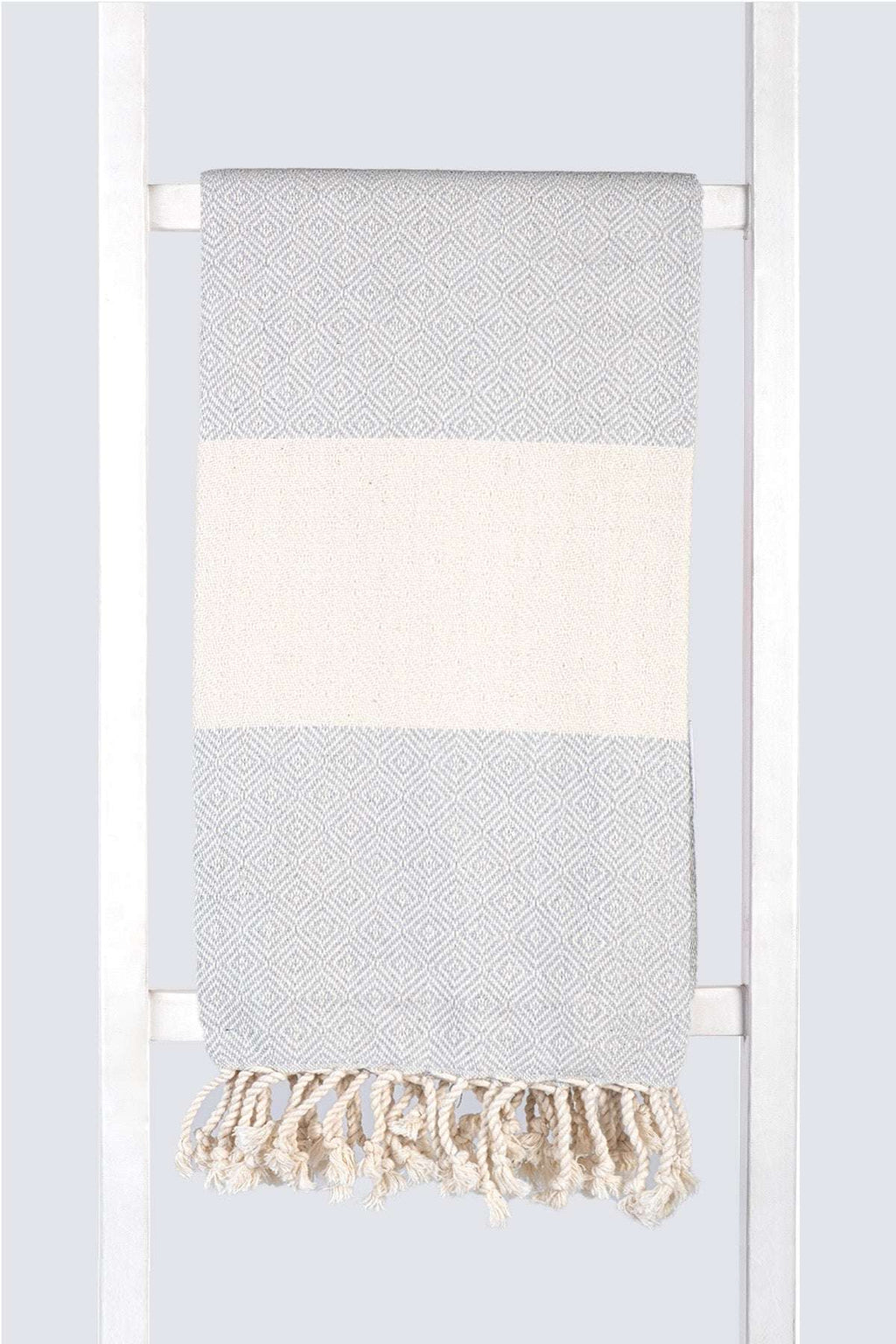 Serviette turque artisanale en coton, Peshtemal motif diamant couleur gris clair.