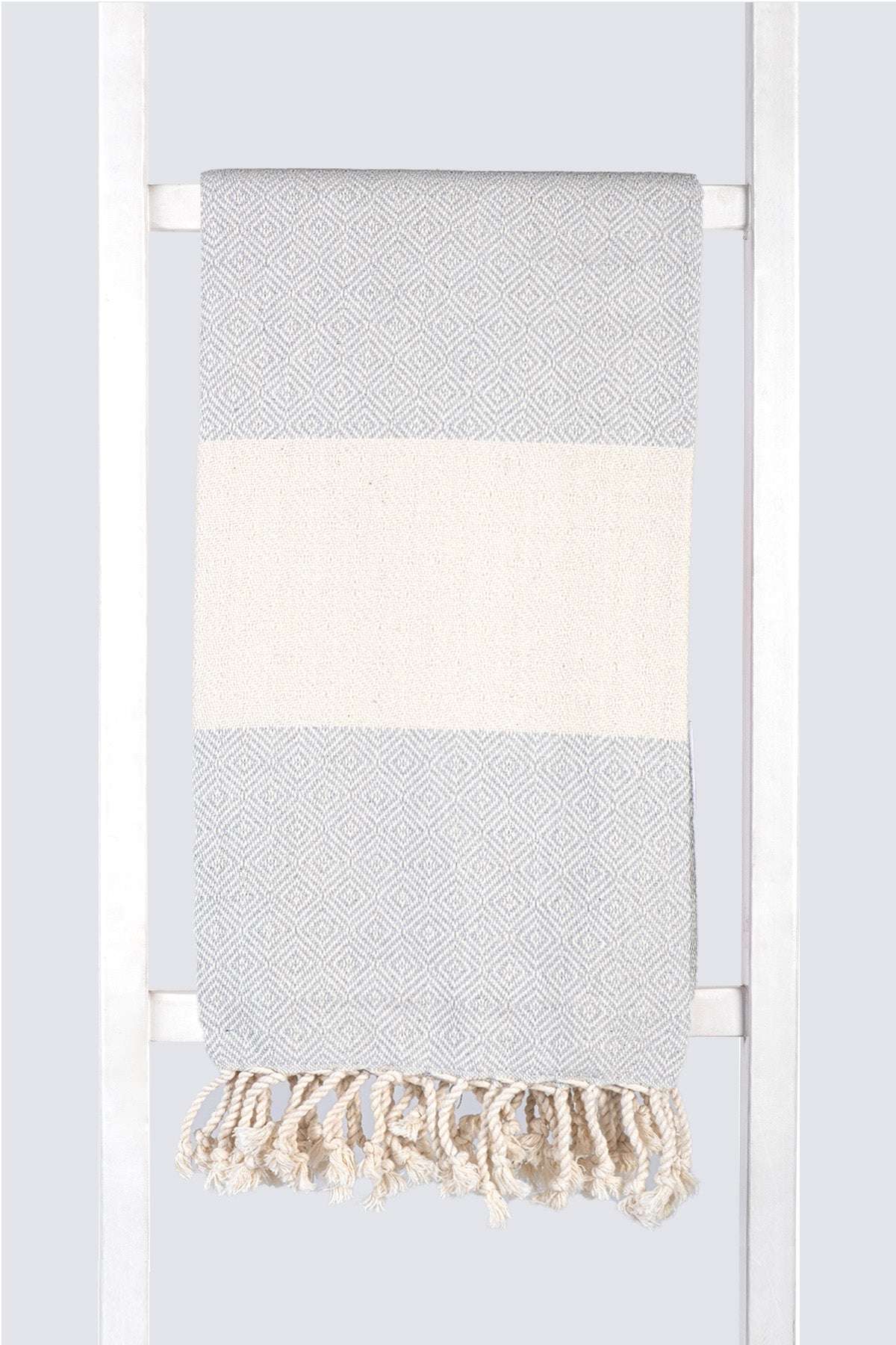 Serviette turque artisanale en coton, Peshtemal motif diamant couleur gris clair.