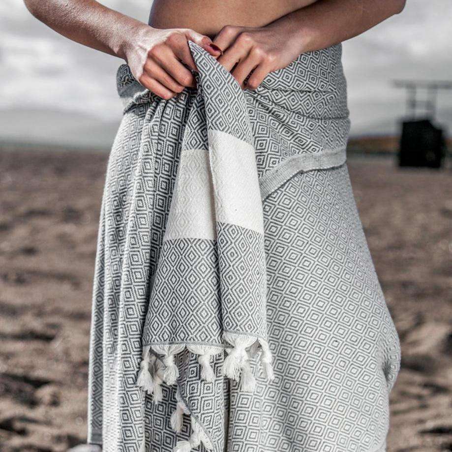 Serviette turque artisanale en coton, Peshtemal motif diamant couleur gris.