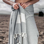 Serviette turque artisanale en coton, Peshtemal motif diamant couleur gris.