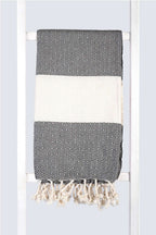 Serviette turque artisanale en coton, Peshtemal motif diamant couleur noir.