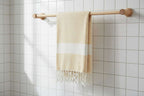Serviette turque artisanale jaune dans salle de bain.